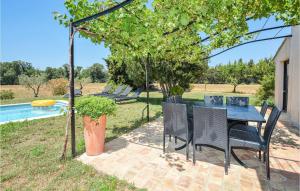 Maisons de vacances Beautiful home in Berre lEtang with 2 Bedrooms, WiFi and Outdoor swimming pool : photos des chambres
