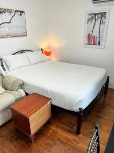 Fragrant Homes-68B independent aircon room, with 65’TV, queen size beds, rest sofa, built in wardrobe - Doonside