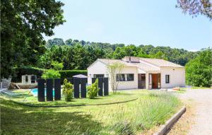 Maisons de vacances Amazing home in Rognes with 4 Bedrooms, WiFi and Outdoor swimming pool : photos des chambres