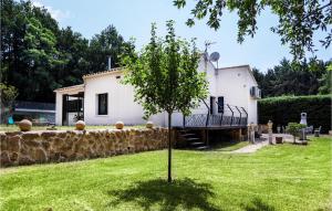 Maisons de vacances Amazing home in Rognes with 4 Bedrooms, WiFi and Outdoor swimming pool : photos des chambres