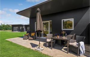 Cozy Home In Ringkøbing With Kitchen