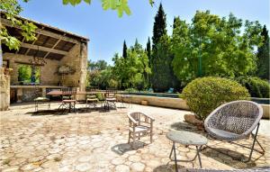 Maisons de vacances Awesome Home In Tarascon With 7 Bedrooms, Wifi And Private Swimming Pool : photos des chambres