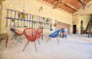 Maisons de vacances Awesome Home In Tarascon With 7 Bedrooms, Wifi And Private Swimming Pool : photos des chambres