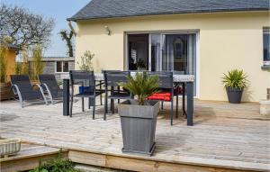 Maisons de vacances Nice Home In Milizac With Wifi : photos des chambres
