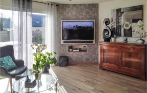 Maisons de vacances Nice Home In Milizac With Wifi : photos des chambres