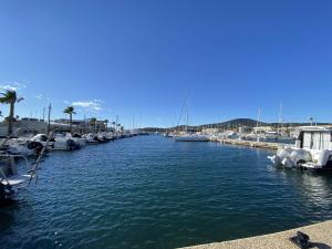 Studio lumineux à 30m de la plage, balcon, clim, commerces à côté - FR-1-226-444