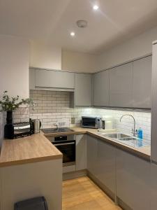 Contemporary Residence by Salt Life with free parking