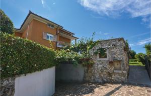 Awesome Home In Sezana With 5 Bedrooms, Sauna And Outdoor Swimming Pool 
