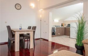 Nice Apartment In Cista Provo With Kitchen
