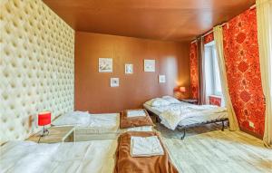 Maisons de vacances Amazing home in Lacroix-Barrez with WiFi and 17 Bedrooms : photos des chambres