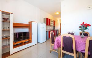 Beautiful Apartment In Nevidane With 2 Bedrooms And Wifi