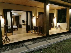 Phòng Deluxe Giường Đôi Có Ban Công (Deluxe Double Room with Balcony)