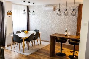 Beautiful spacious apartment with Home office amenities