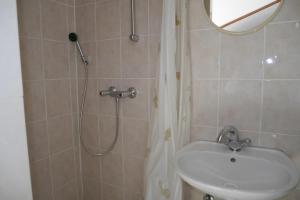 Studio apartment in Dugi Rat with sea view, balcony, air conditioning, WiFi 5132-5