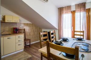 Apartment in Dugi Rat with sea view, balcony, air conditioning, WiFi 5132-2