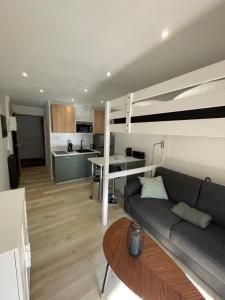 Studio climatisé piscine et proche plage