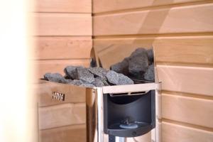 Brandnew Modern Condo with Sauna