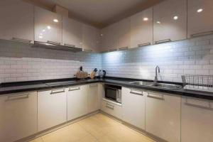 Royal City 2BR Apartment - Pool & Near Mega Mall