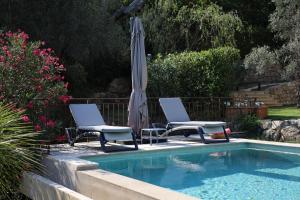 Lélégante Bastide en pierre avec vue sur le vieux village de Mougins