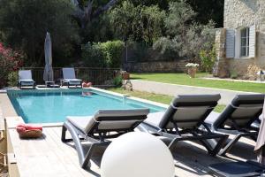 Lélégante Bastide en pierre avec vue sur le vieux village de Mougins
