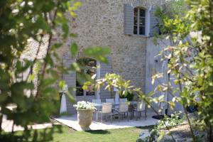 Lélégante Bastide en pierre avec vue sur le vieux village de Mougins