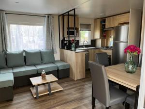 Campings Mobil Home camping 3 etoiles les Dunes de Contis avec parc aquatique a St-Julien-en-Born dans les Landes : photos des chambres