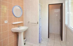 Beautiful Home In Courry With Kitchen