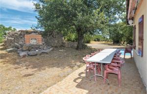Maisons de vacances Beautiful home in Courry with 9 Bedrooms and WiFi : photos des chambres