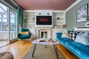 Pheasant House by Timeless Stays - 5 bedrooms, 2 Bathrooms and a WC, Foosball table, included parking, serene garden, work-friendly environment - Ampney Crucis