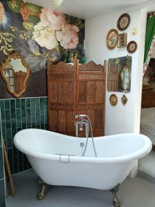 Maisons de vacances L'atelier-chambrette dans le jardin avec salle de bains, sans cuisine : photos des chambres