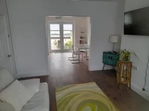 Salmestone Stay - Manston