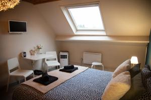 Maisons de vacances PAUSE NATURE SORBAIS Gite de groupe avec Piscine, Spas, Sauna et Hammam Shower avec 8 chambres et 8 salles de bain, grande cuisine et grande salle de vie : photos des chambres