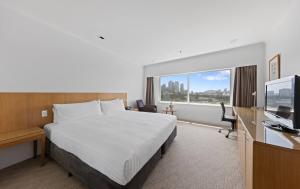 Premium King Room with Harbour View room in Holiday Inn Potts Point - Sydney