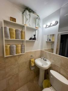 Bright Corner 1 bedroom, 2 blocks to Beach, wPool