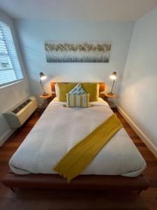Bright Corner 1 bedroom, 2 blocks to Beach, wPool
