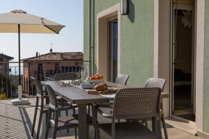 Casa con ampio terrazzo, vista lago e giardino