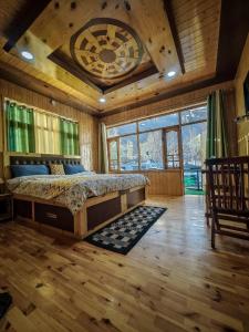 The Alpinist cafe and Retreat