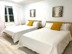 Pineapple Shores Retro Inn 5