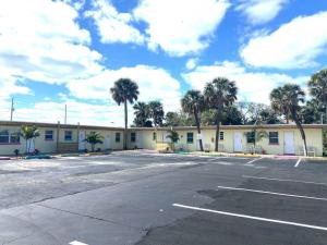 Pineapple Shores Retro Inn 4