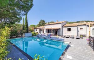 Maisons de vacances Awesome Home In Le Plan-de-la-tour With Wifi, Heated Swimming Pool And 4 Bedrooms : photos des chambres