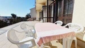 Apartment with a large terrace, 80 meters from the beach