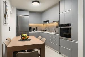 2 bd downtown home with private parking 400 meters walk to the beach