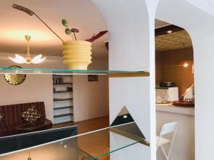 Erdvus butas su balkonu šalia ežero ir stadiono