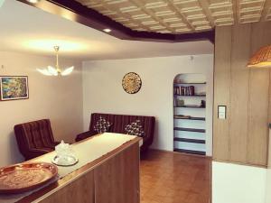 Erdvus butas su balkonu šalia ežero ir stadiono