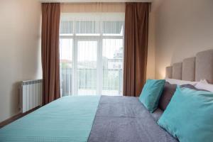 Bright 2BR Apartment with Balcony near Medical University Metro