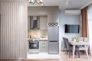 Bright 2BR Apartment with Balcony near Medical University Metro