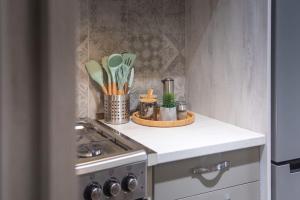 Bright 2BR Apartment with Balcony near Medical University Metro