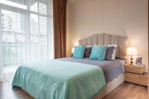 Bright 2BR Apartment with Balcony near Medical University Metro