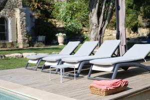 Lélégante Bastide en pierre avec vue sur le vieux village de Mougins