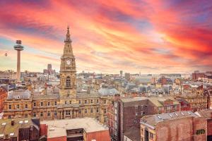 Liverpool City Centre Penthouse, Huge Balcony & Skyline Views, Secure Parking